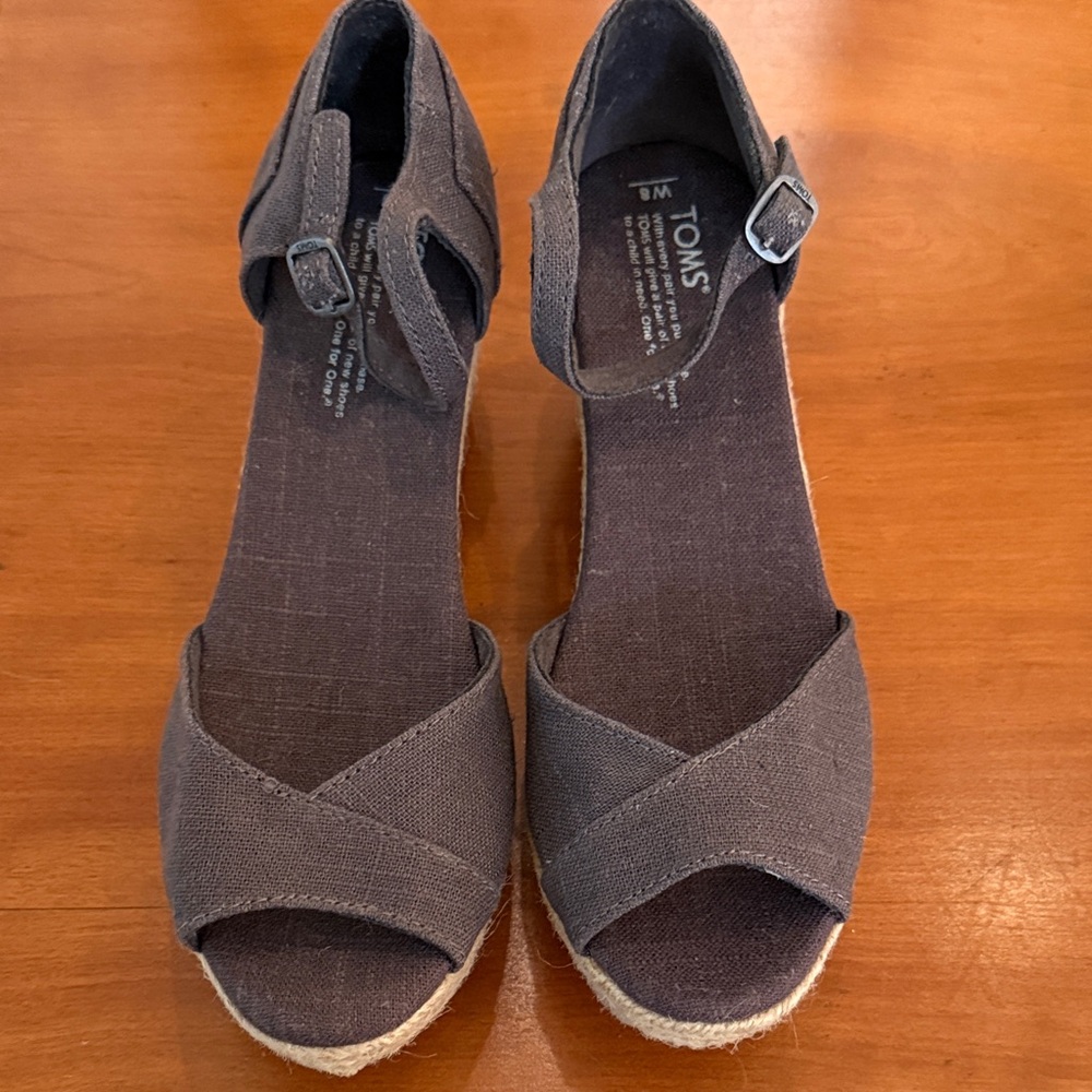 TOMS Open toe Wedge Size 8M
